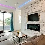 Modern 4 Bedroom With Rooftop #3