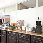 Super 8 By Wyndham Los Angeles-Culver City Area
