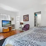 Lovely Studio Apartment Located In Santa Monica A