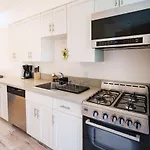 Chic 1-Bed Hollywood Loft Iconic Sign Views & Private Parking
