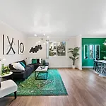 Beverly Hills Glamour Oasis 2 Bedroom Apt With Parking 304