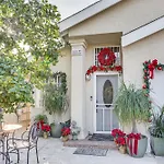 Los Angeles Apartment With Patio, 4 Mi To Downtown!