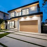 Ultra Luxe Modern Mansion With Roof Deck Pool & Spa