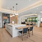 Ultra Luxe Modern Mansion With Roof Deck Pool & Spa