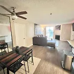 Hollywood Two Bedroom & Free Two Parking Spots Apartment