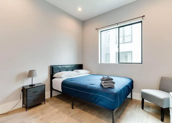 Modern 4 Bedroom With Rooftop #3