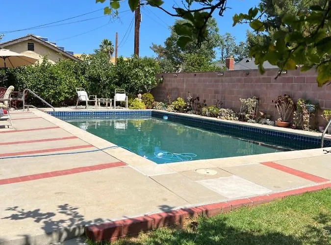Vacation Rental W Pool &Garden 6 Guests Near Csun