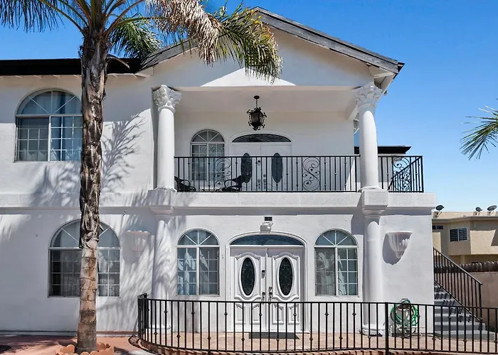 Private Master Bedroom With King Bed Private Bath And Large Flat Tv In Large Centrally Located Gated Unit Near Universal Studio