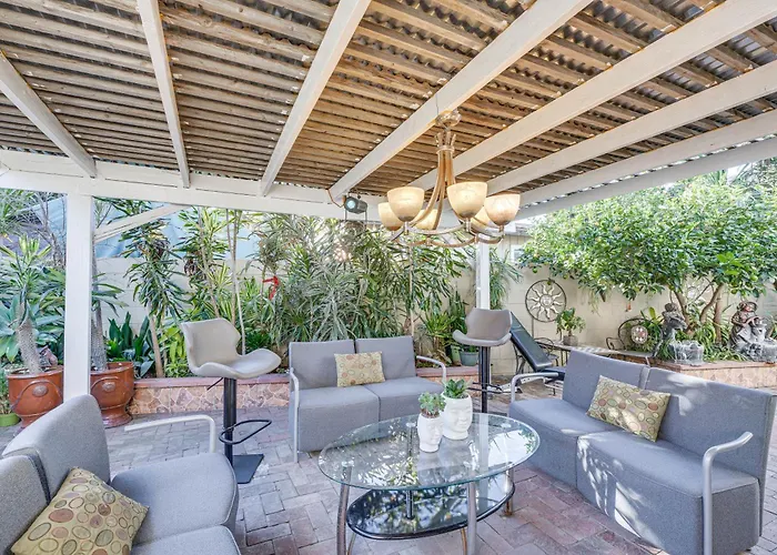 Los Angeles Apartment With Patio, 4 Mi To Downtown!