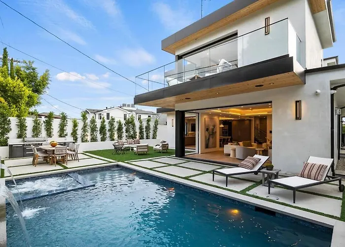 Ultra Luxe Modern Mansion With Roof Deck Pool & Spa