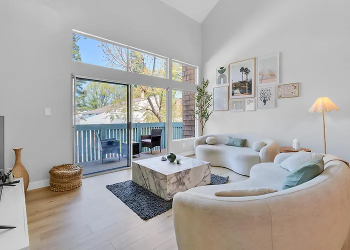 High Ceilings 3Br With Loft-2 Baths Pool & Jacuzzi