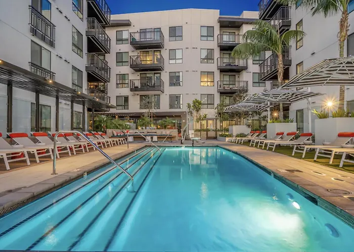 Sunset Lounge On Sunset Blvd With Pool & Jacuzzi