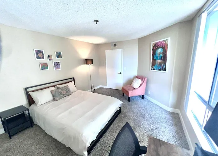Hollywood Two Bedroom & Free Two Parking Spots Apartment