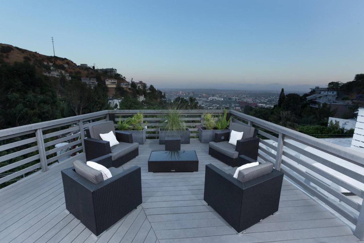 Hollywood Hills With La City Views *