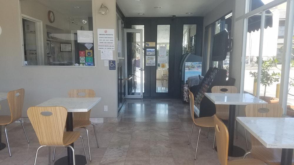 Hotel Super 8 By Wyndham Los Angeles-culver City Area 2*