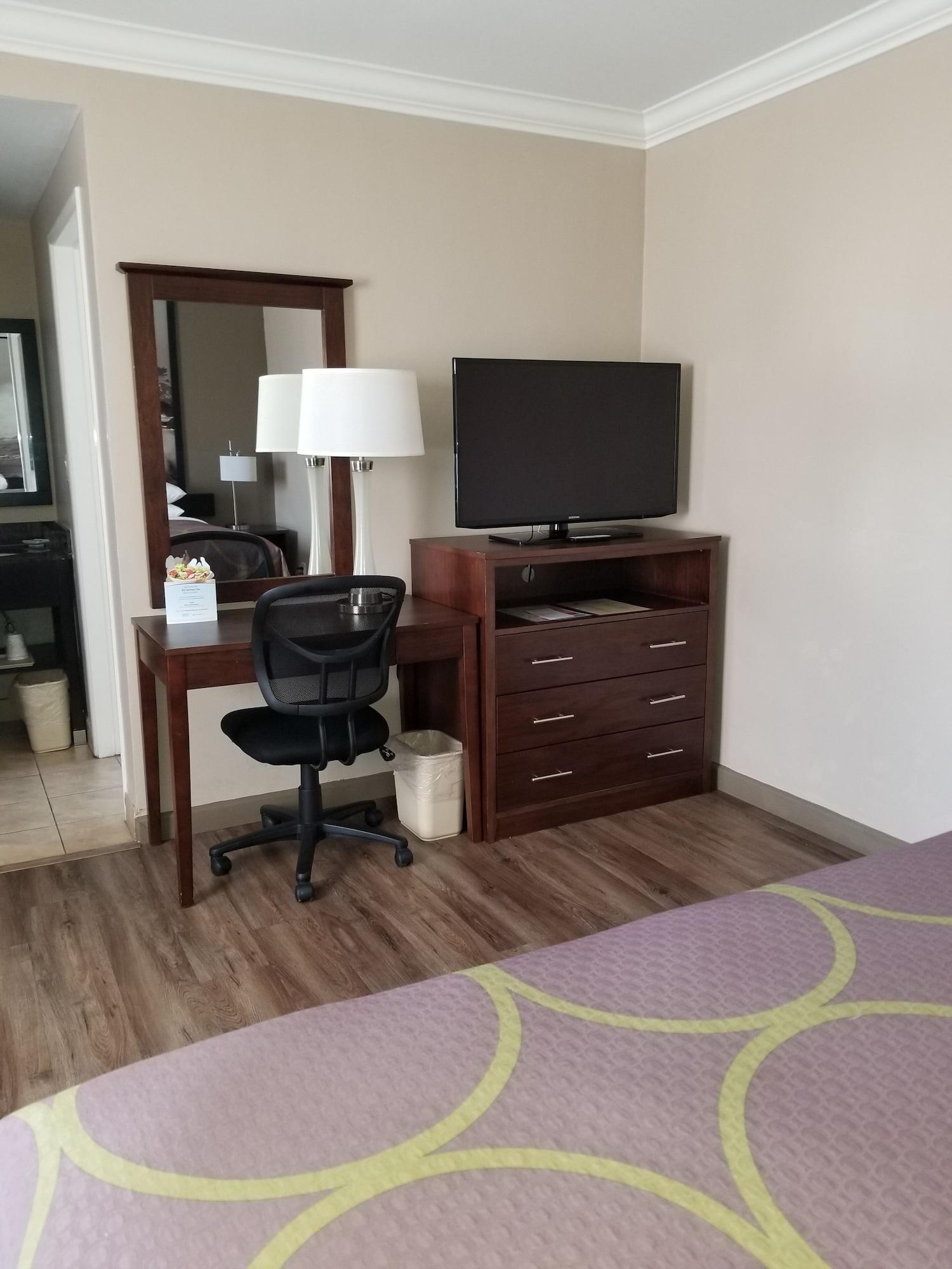 Super 8 By Wyndham Los Angeles-culver City Area