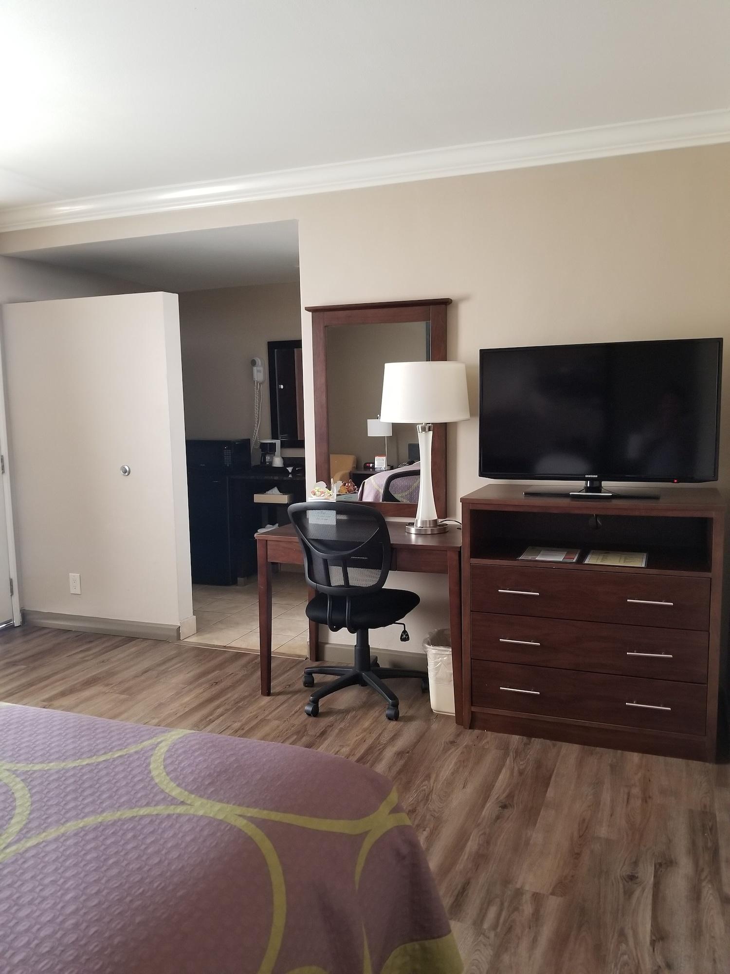 Super 8 By Wyndham Los Angeles-culver City Area