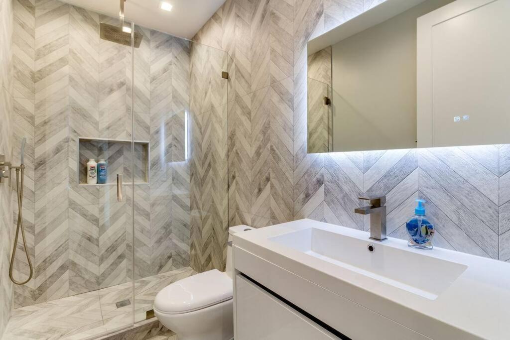Modern 4 Bedroom With Rooftop #3 Villa