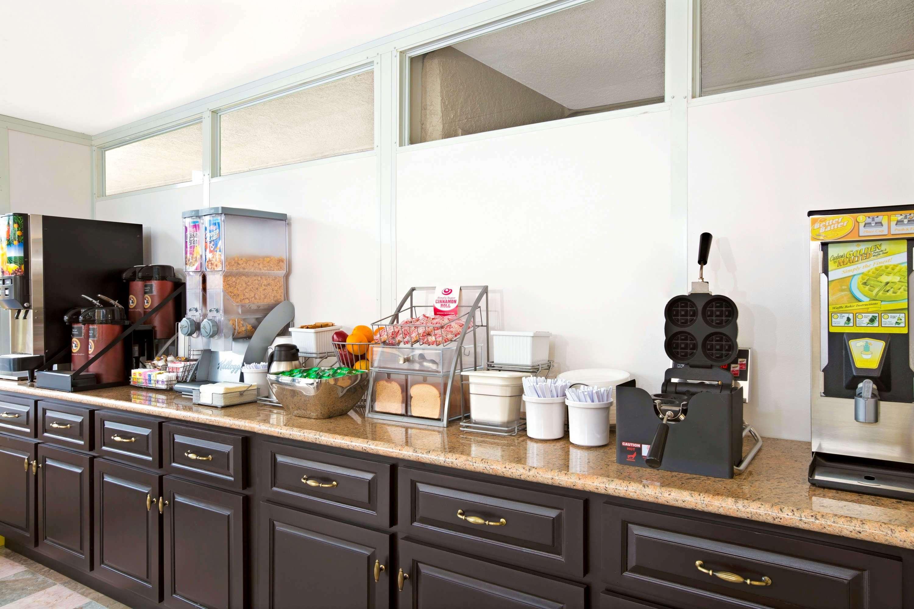 Super 8 By Wyndham Los Angeles-culver City Area Hotel 2*