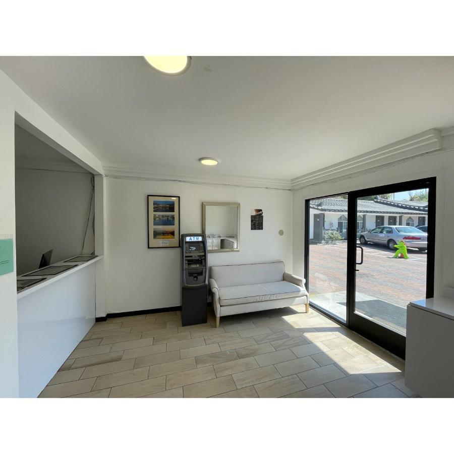 Oak Tree Motel *