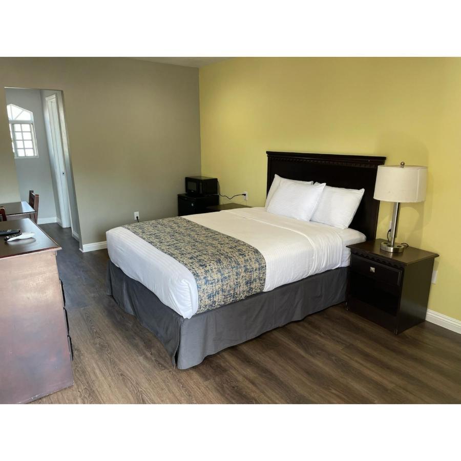 Motel Oak Tree