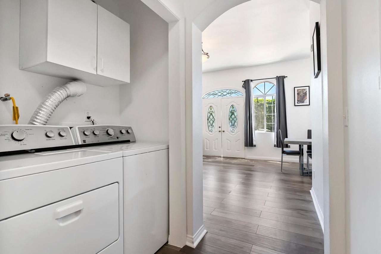 Apartment Private Master Bedroom With King Bed Private Bath And Large Flat Tv In Large Centrally Located Gated Unit Near Universal *