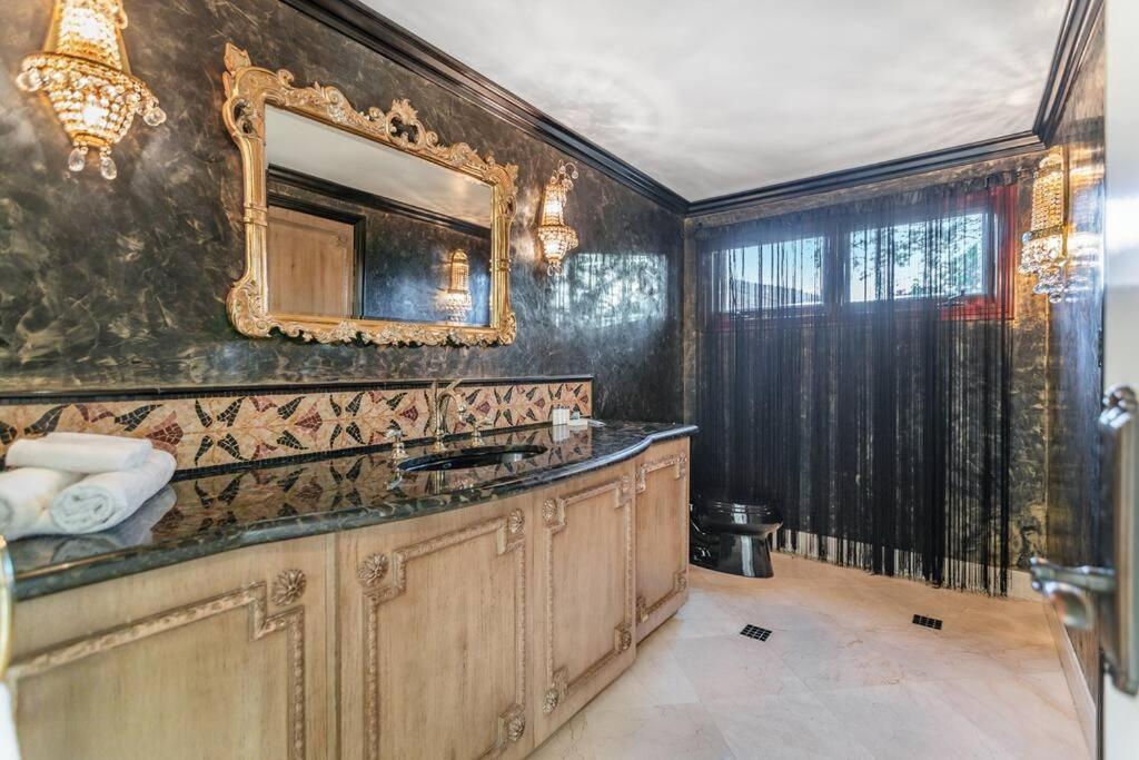 5bdr Park Lane Villa-basketball Court-pool-views *