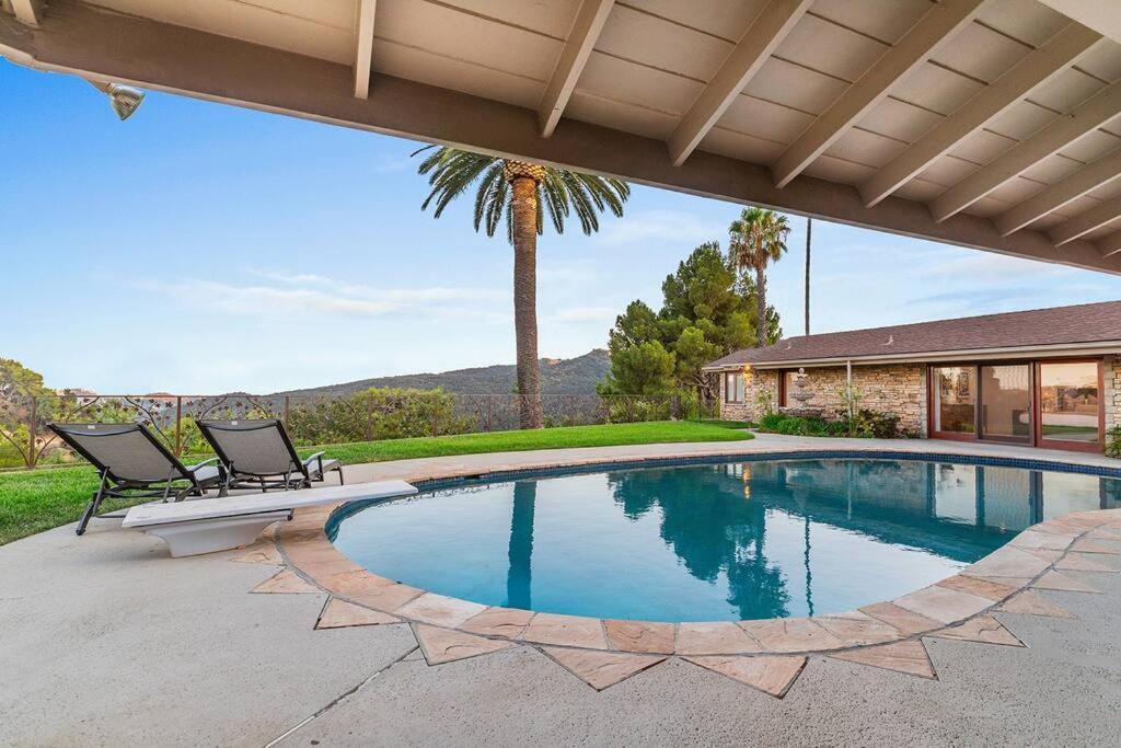5bdr Park Lane Villa-basketball Court-pool-views