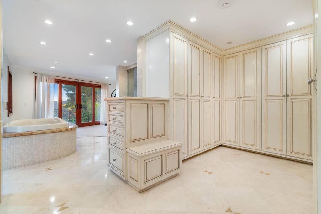 5bdr Park Lane Villa-basketball Court-pool-views *