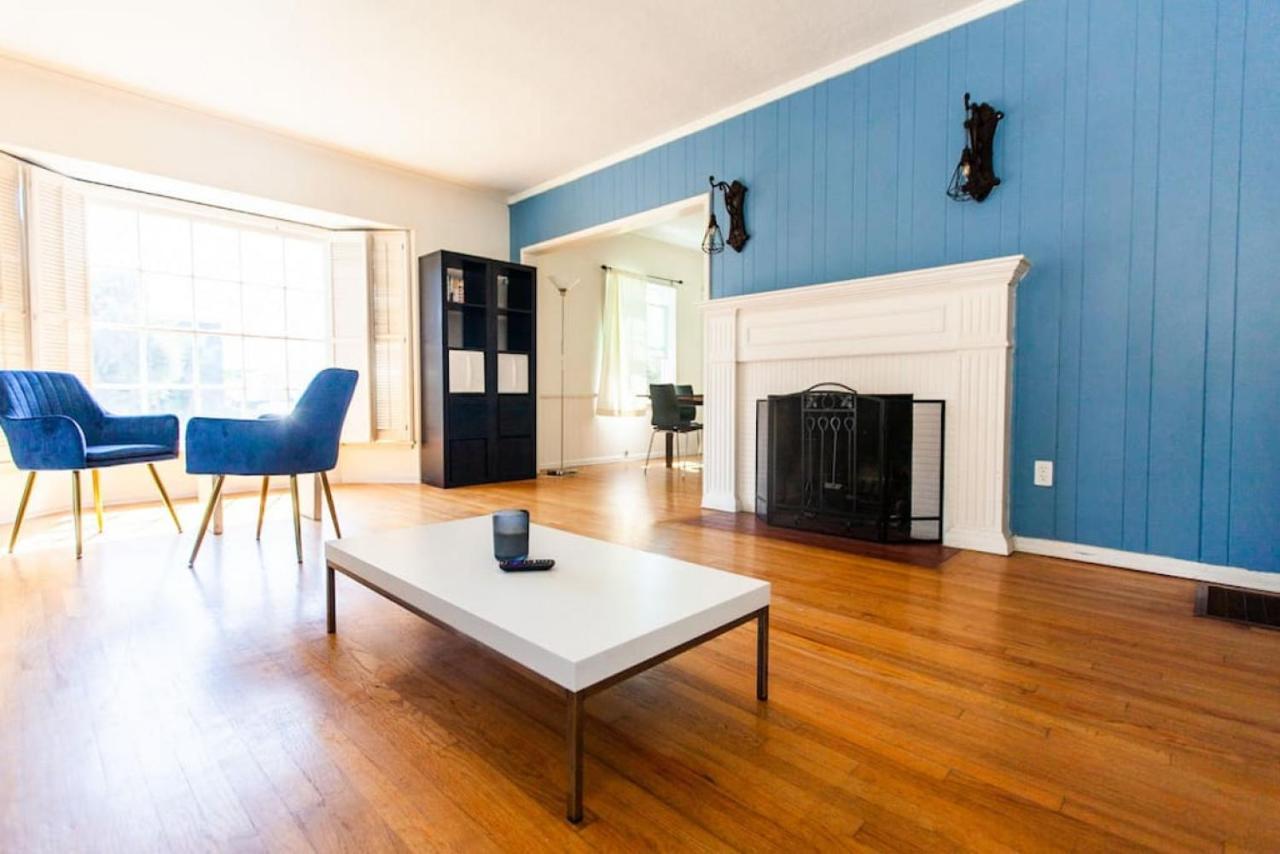 Spacious 2 Bedroom Unit With Fireplace F *