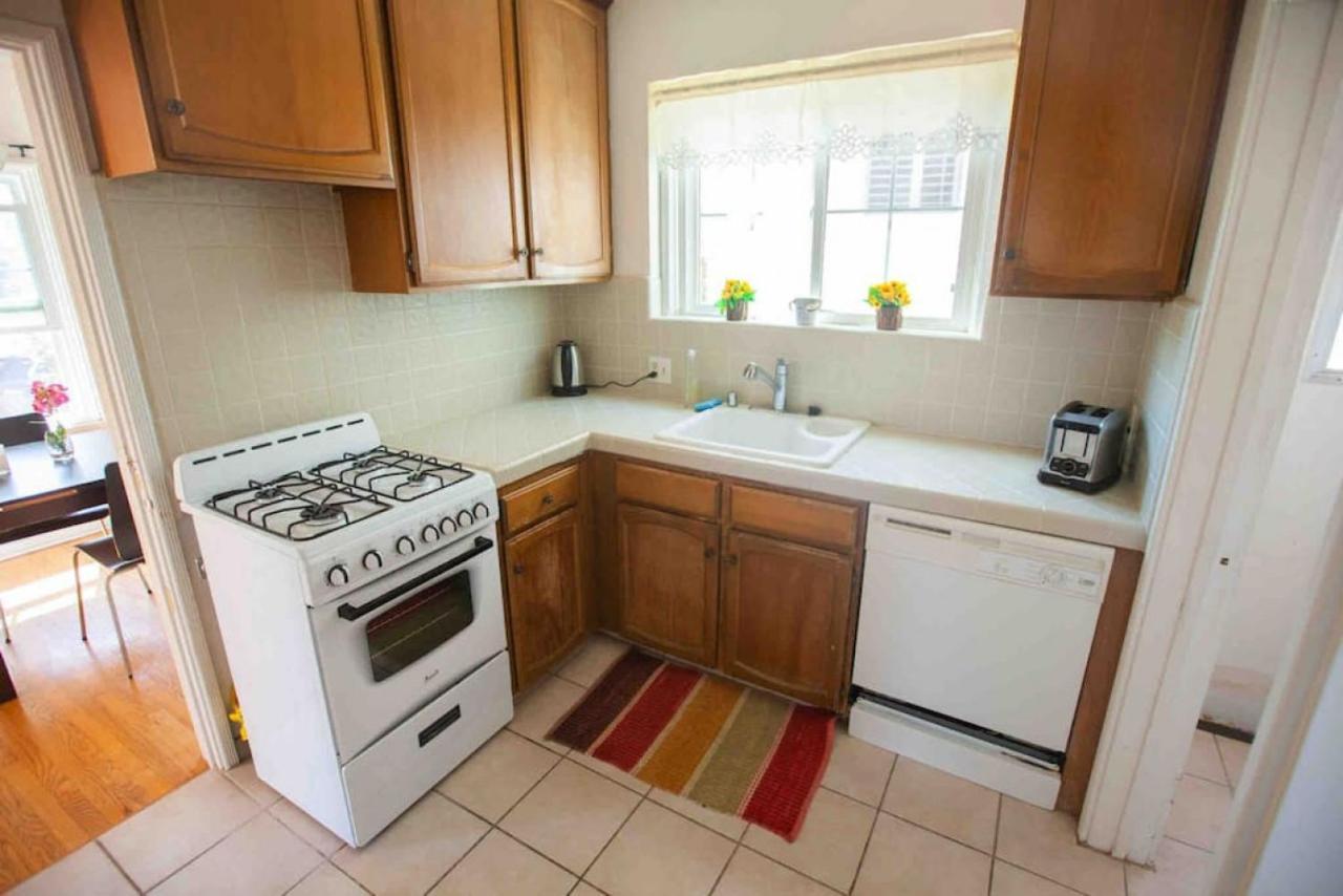 Spacious 2 Bedroom Unit With Fireplace F Los Angeles