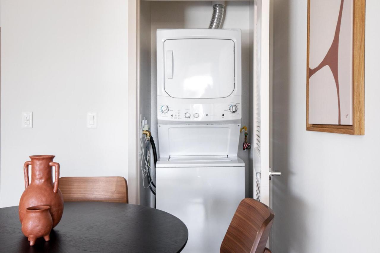 North Hollywood 2br W Gym Pool Nr Tj Lax-880 Los Angeles