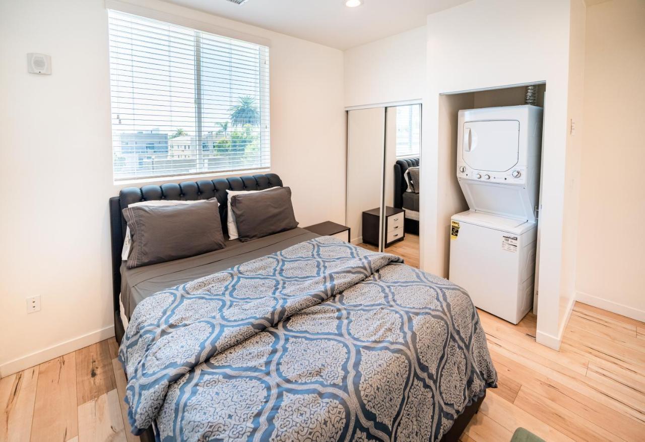 Chic 1-bed Hollywood Loft Iconic Sign Views & Private Parking Los Angeles