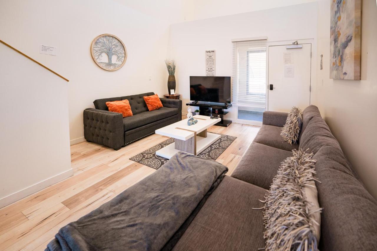 Chic 1-bed Hollywood Loft Iconic Sign Views & Private Parking Los Angeles