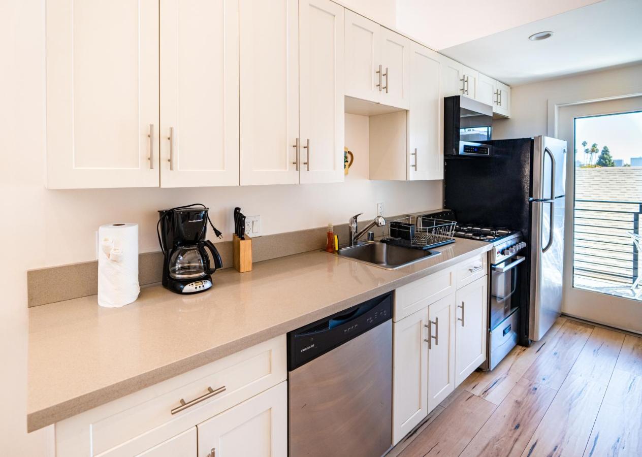 Chic 1-bed Hollywood Loft Iconic Sign Views & Private Parking Apartment Los Angeles