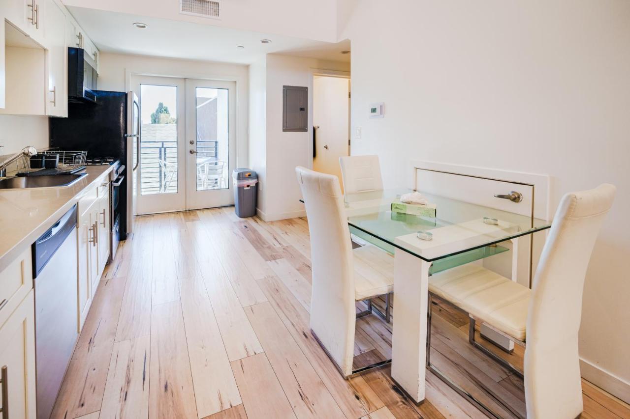 Chic 1-bed Hollywood Loft Iconic Sign Views & Private Parking Apartment Los Angeles
