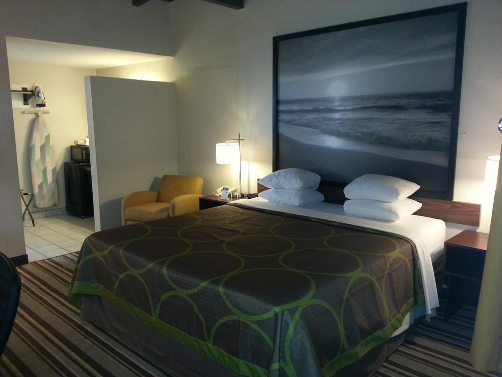 Hotel Super 8 By Wyndham Los Angeles-culver City Area