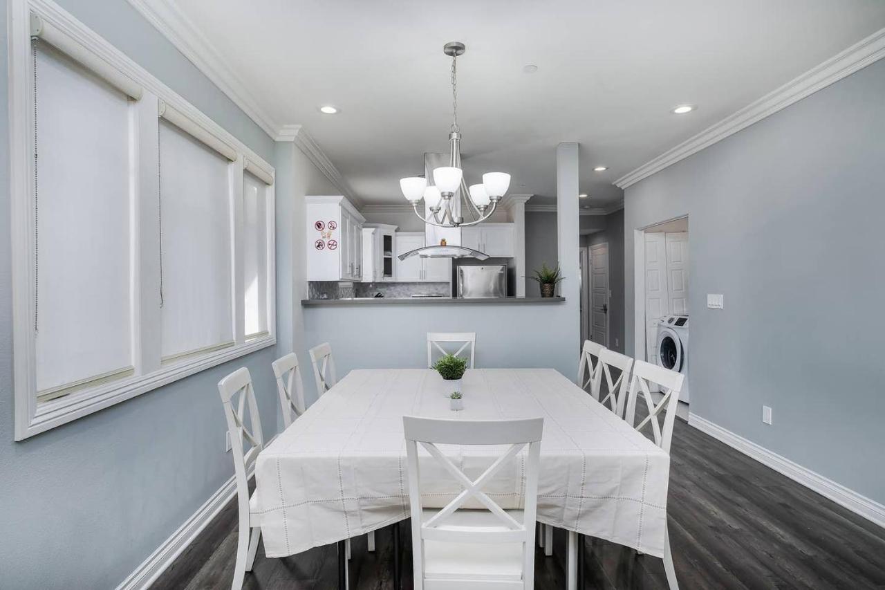 Stylish 4 Bedroom House Near Korea Town Holiday home Los Angeles