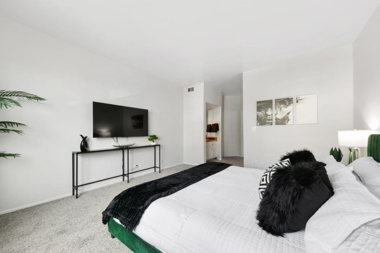 Beverly Hills Glamour Oasis 2 Bedroom With Parking 304 Los Angeles