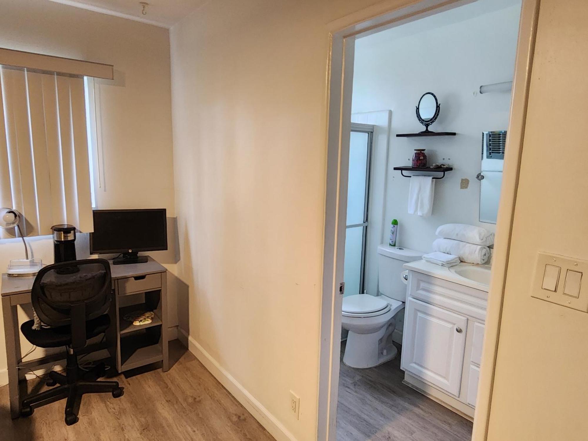 Cozy Private & Bath Central Location La *