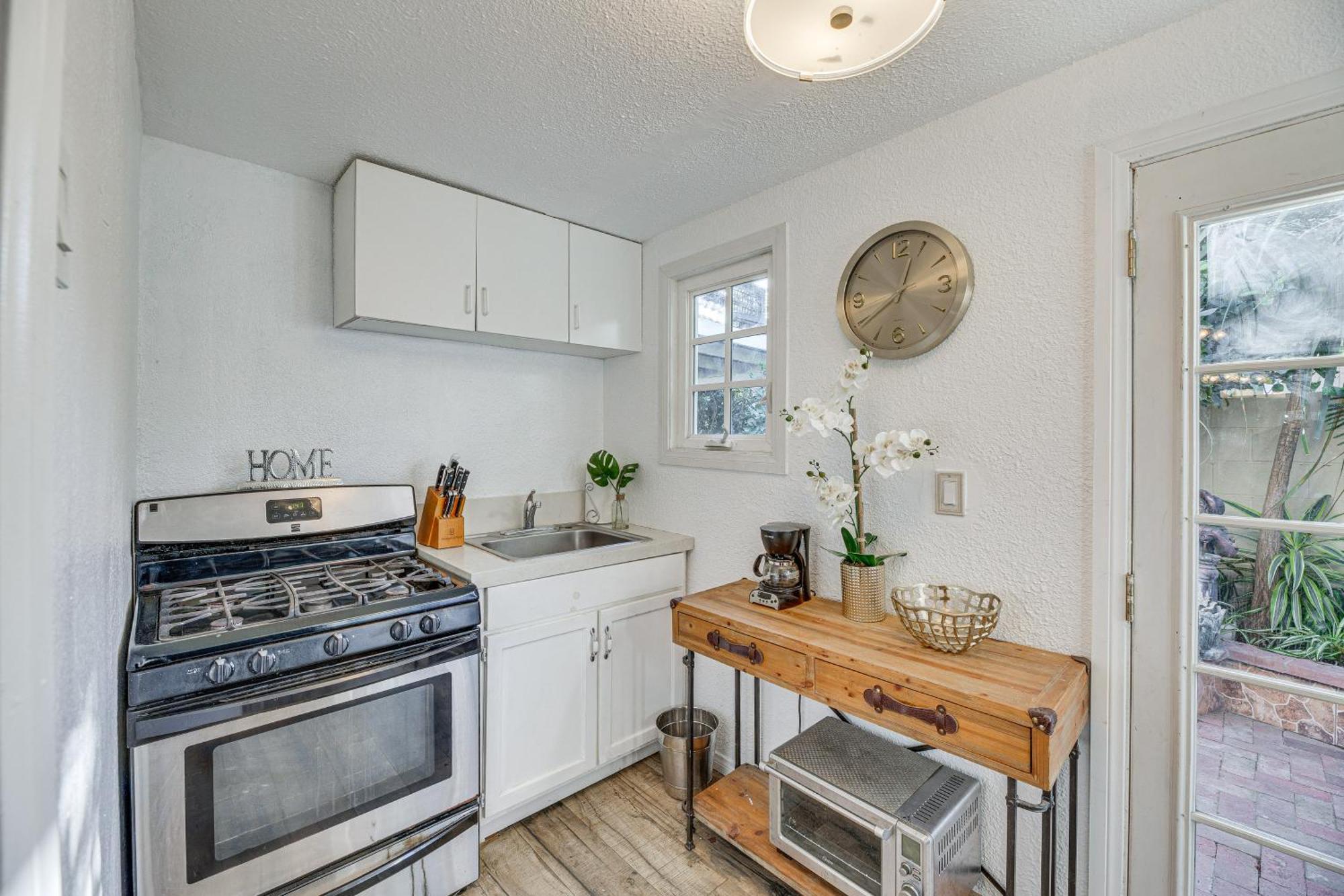 Apartment Angeles With Patio, 4 Mi To Downtown! *