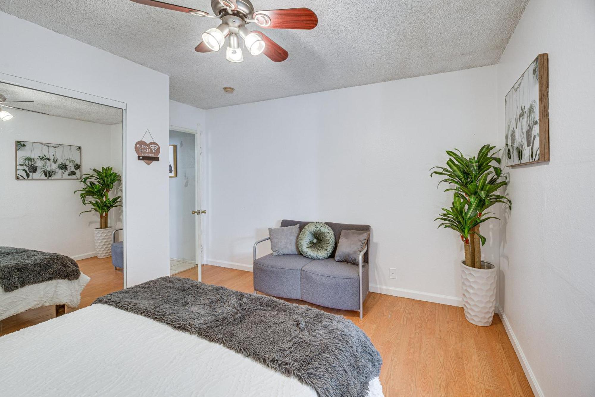 Apartment Angeles With Patio, 4 Mi To Downtown! *