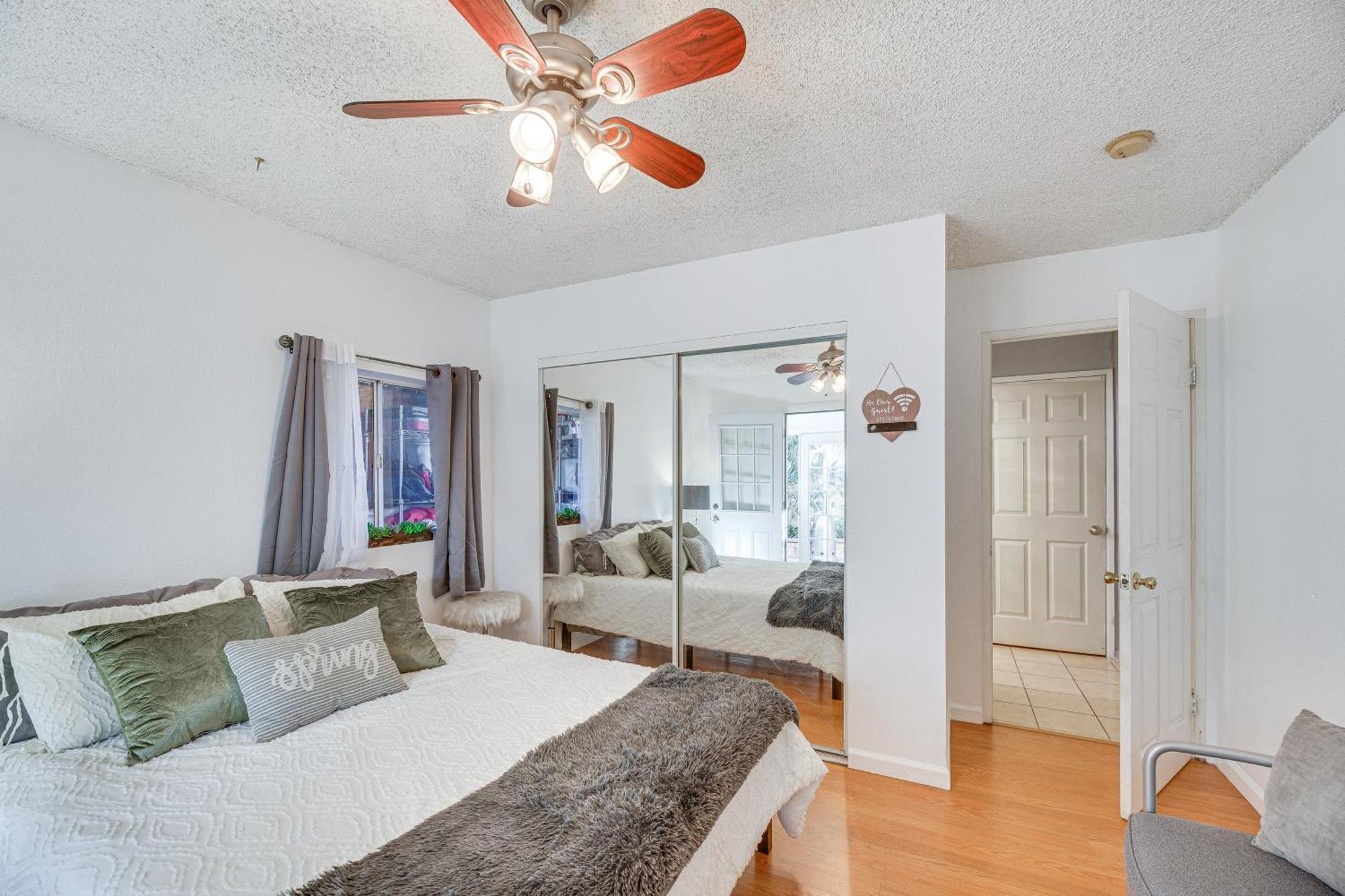 Angeles With Patio, 4 Mi To Downtown!
