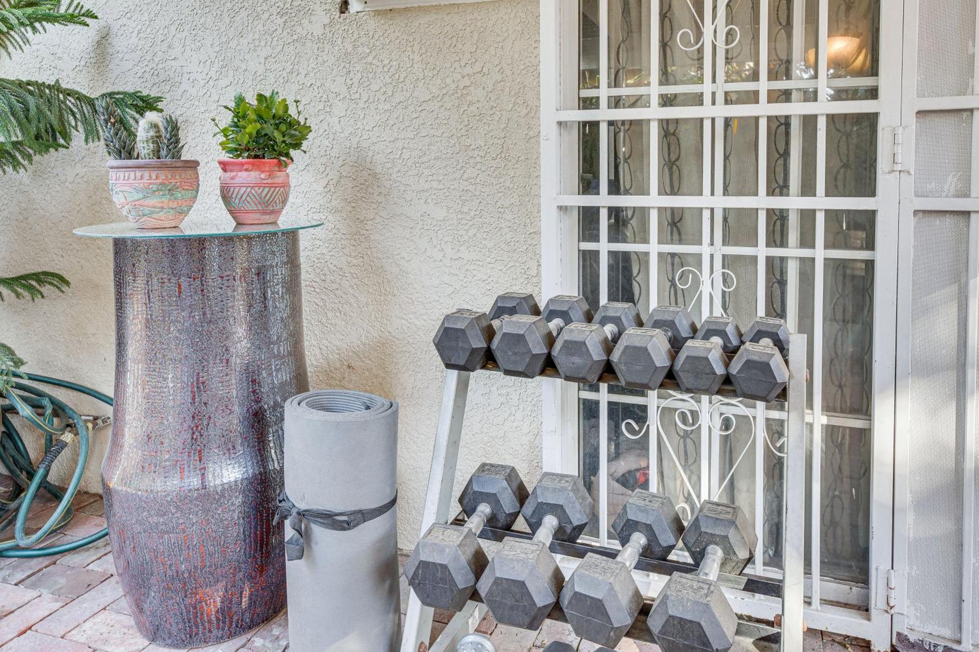 Angeles With Patio, 4 Mi To Downtown! Apartment