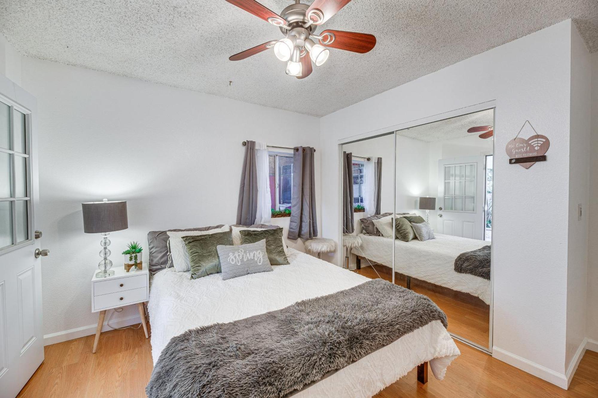 Angeles With Patio, 4 Mi To Downtown! *