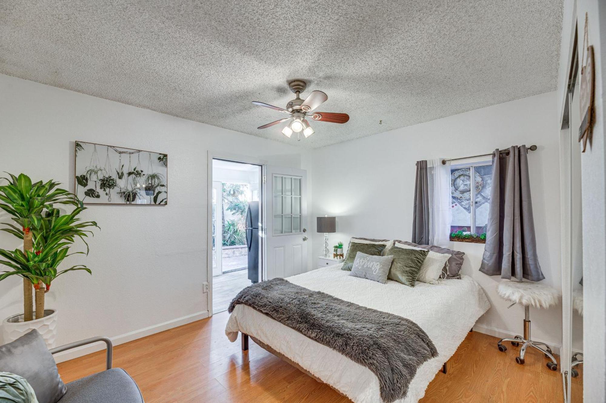 Apartment Angeles With Patio, 4 Mi To Downtown! *