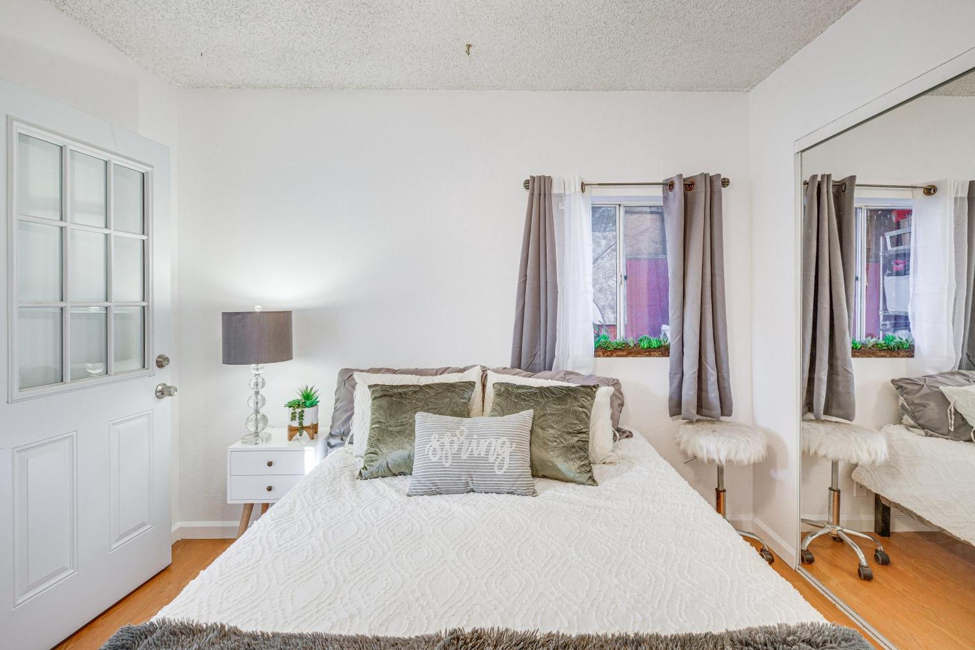 Angeles With Patio, 4 Mi To Downtown! Apartment *