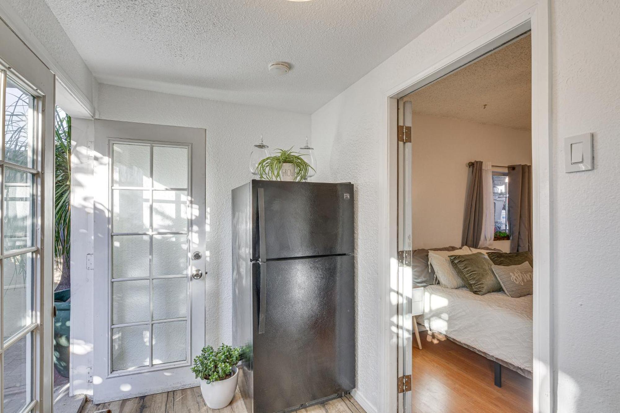 Apartment Angeles With Patio, 4 Mi To Downtown!