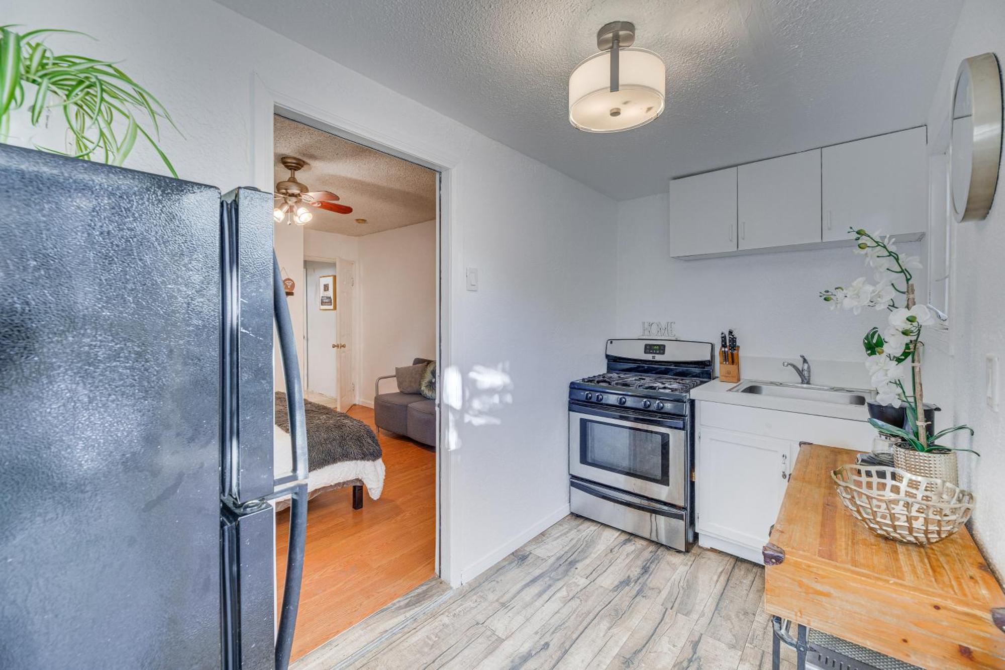 Apartment Angeles With Patio, 4 Mi To Downtown! *