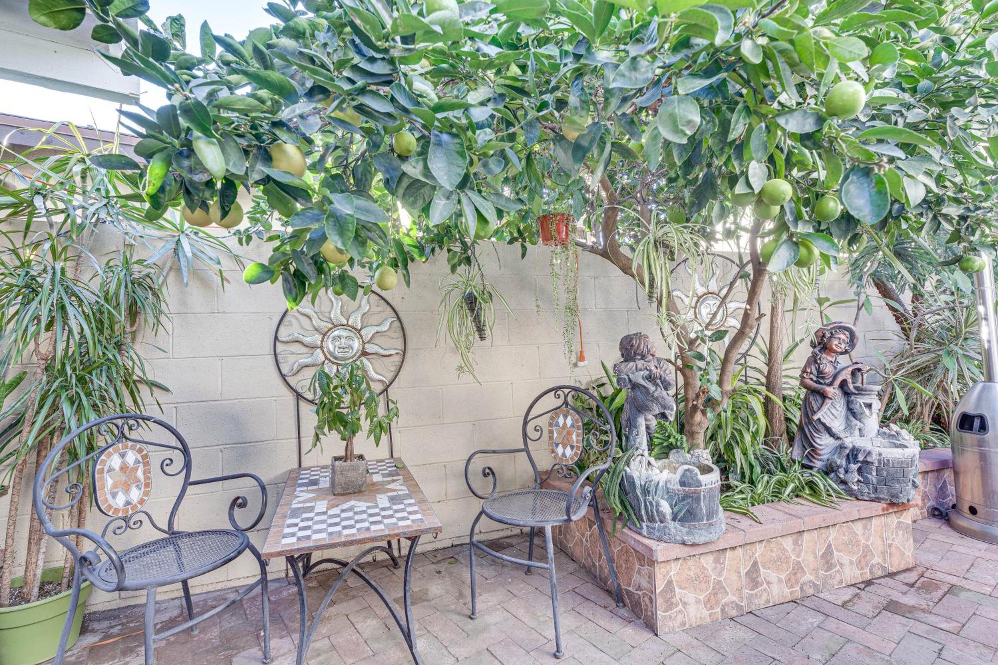 Angeles With Patio, 4 Mi To Downtown! Apartment